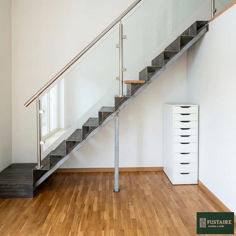 Hueco bajo escalera antes de la reforma con espacio desaprovechado y cajonera estándar en Barcelona por Fustaire