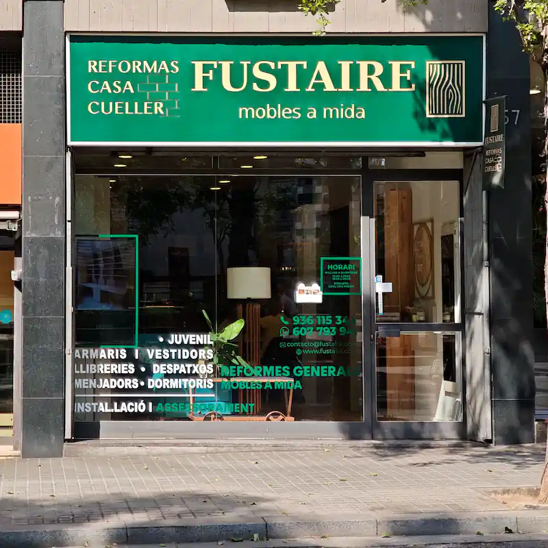 Entrada principal de Fustaire y Reformas Casa Cueller en Barcelona. Escaparate con exposición de mobiliario a medida y servicios de instalación.