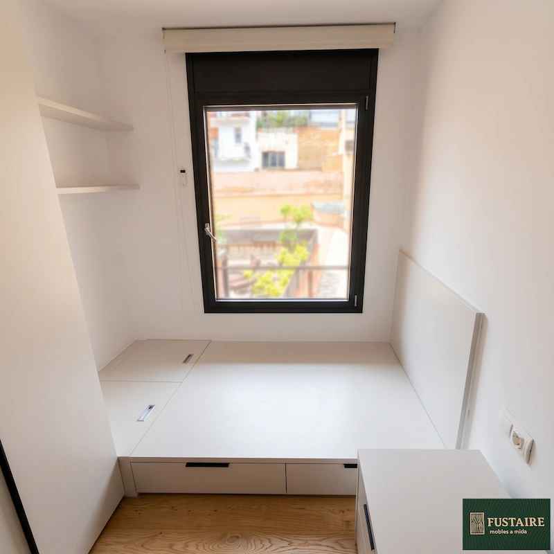 Cama tatami a medida con cajones extraíbles frontales y arcones de almacenaje en blanco mate por Fustaire en Barcelona