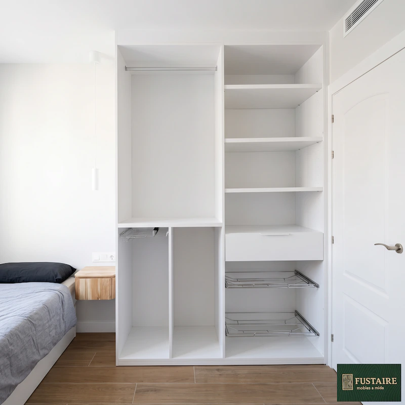 Estructura interior de armario abierto a medida mostrando distribución con zapatero extraíble y pantalonero por Fustaire