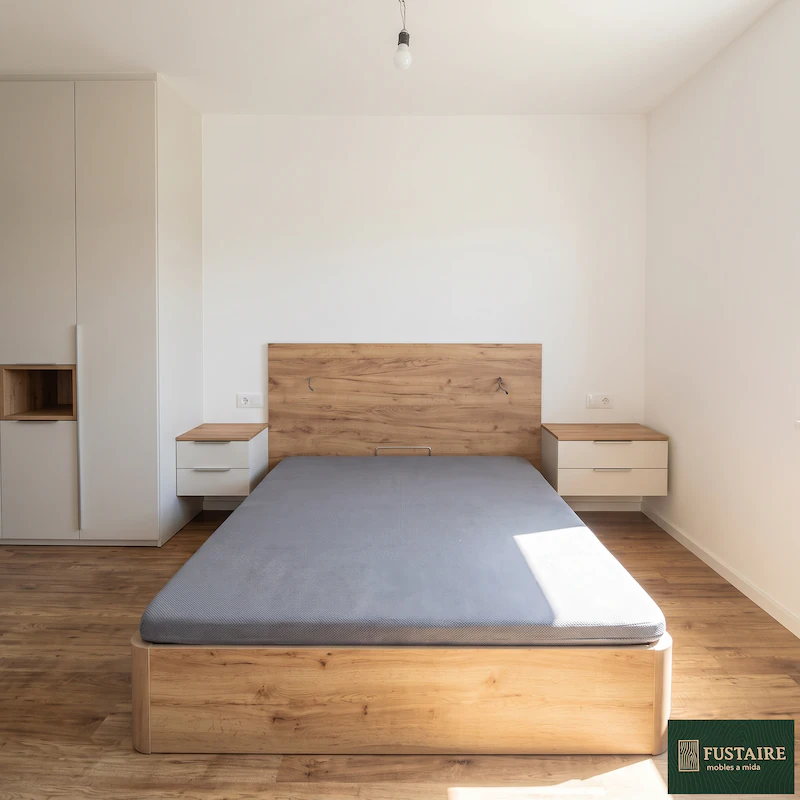 Dormitorio completo a medida con armario blanco, cabecero de madera de roble y mesitas de noche por Fustaire.